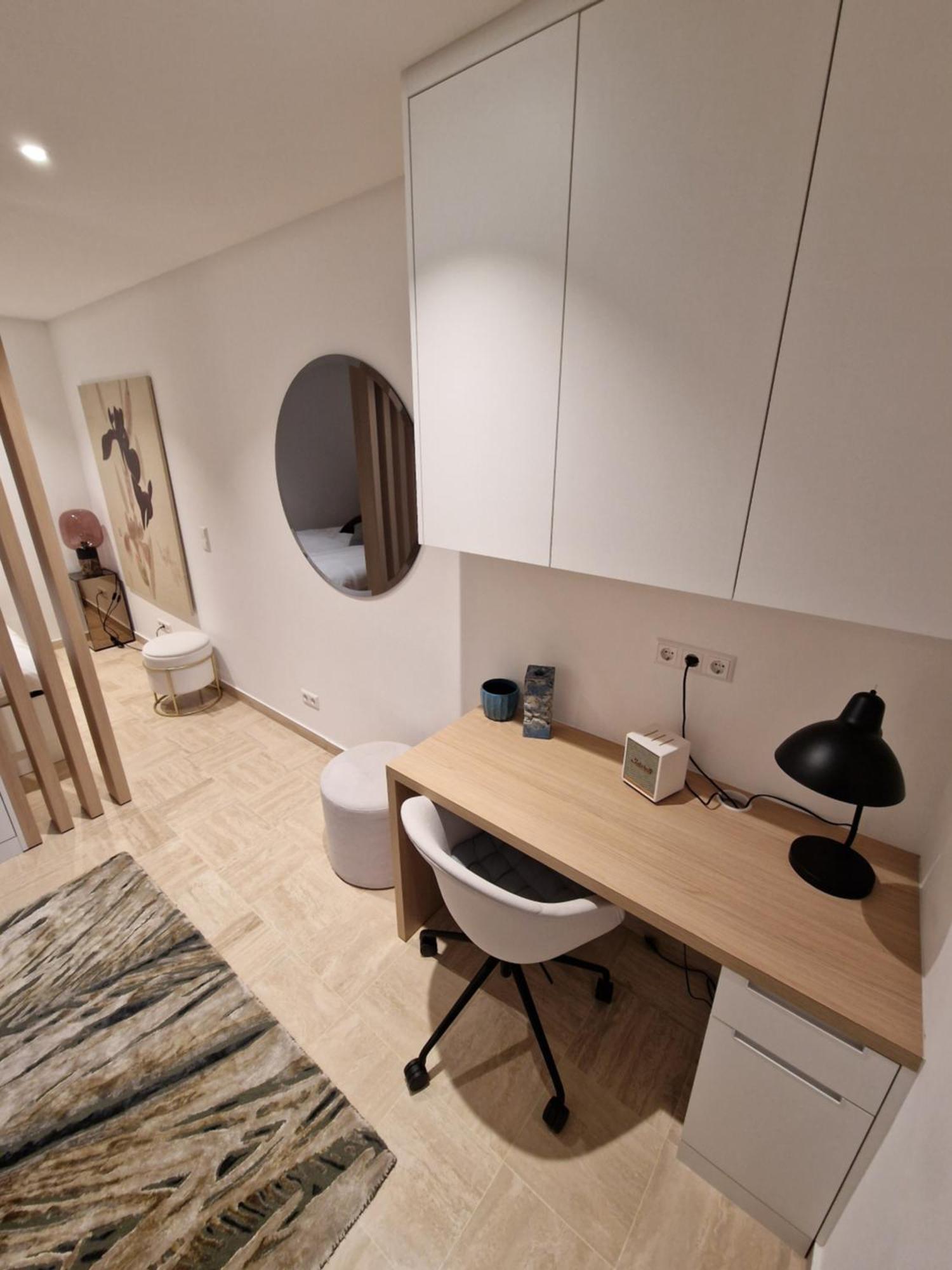 Core Mirrorview-parking And Breakfast